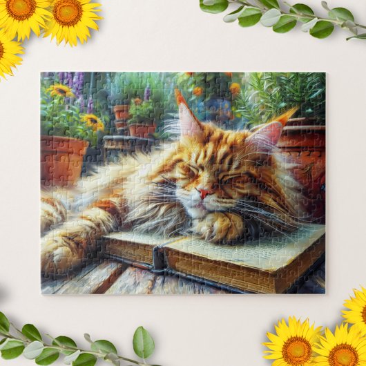 Maine Coon Sinaasappel Kat Slapen in een Tuin Legpuzzel