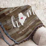Maine Home State Specialized Rustic Wood Kijk uit Deken<br><div class="desc">Show een beetje trots op de thuisstaat met deze schattige luxe houtplank met een deken die "thuis" is voorzien in een wit kalligrafiekschrift met een silhouetekaart van de staat Maine die voor de letter "O." staat. Een roze hartillustratie in de staatskaart voltooit het ontwerp; u kunt de positie van het...</div>