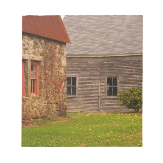 Maine, Old stone Building en houten schuur in Notitieblok (Voorkant)