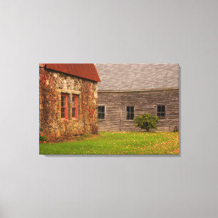 Maine, Oud stenen gebouw en houten schuur in Canvas Afdruk