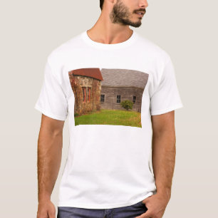 Maine, Oud stenen gebouw en houten schuur in T-shirt