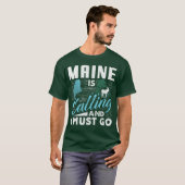 Maine roept en ik moet gaan Grappig vakantiegesche T-shirt (Voorkant volledig)