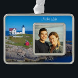 Maine Vacation Family Foto Date Nubble Lighthouse Verzilverd Omlijst Ornament<br><div class="desc">Maine Vacation Family Photo Date Nubble Lighthouse Ornament.  Pas de tekst aan en verander de instelfoto met uw favoriete vakantiefoto.   Mijn Maine Vacation Family Foto Lighthouse Ornament Collectie staat u toe om elegante vuurtorfoto's te personaliseren met uw familieherinneringen om de perfecte keepaardversiering te creëer.</div>