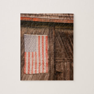 Maine, Vervaaagde Amerikaanse vlag op deur van oud Legpuzzel