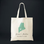 Maine Wedding Welkom Tote Bag<br><div class="desc">Welkom uit de stadsuittrouwgasten met een tas vol snacks en een persoonlijke behandeling met de staat waar je gaat trouwen, de bruid- en bruinnamen en de trouwdatum. Klik op Aanpassen om het hart te verplaatsen naar elke stad of locatie op de staatskaart. Gebruik de ontwerphulpmiddelen om de monogram tekstdoopvonten en...</div>