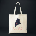 Maine Wedding Welkom Tote Bag<br><div class="desc">Welkom uit de stadsuittrouwgasten met een tas vol snacks en een persoonlijke behandeling met de staat waar je gaat trouwen, de bruid- en bruinnamen en de trouwdatum. Klik op Aanpassen om het hart te verplaatsen naar elke stad of locatie op de staatskaart. Gebruik de ontwerphulpmiddelen om de monogram tekstdoopvonten en...</div>