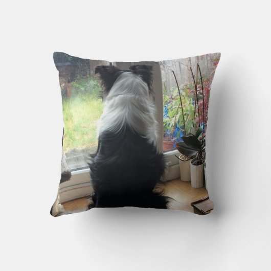 Maisie Rain Watching Cushion Kussen (Achterkant)