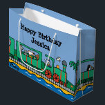 Maisy en Friends Birthday Groot Cadeauzakje<br><div class="desc">Alles aan boord! Maisy en haar vele diervrienden rijden op een groene en rode trein in dit Lucy Cousins afbeelding uit de Maisy-titel "Maisy Goes on Vacation", gepubliceerd door Candlewick Press. De schattige kattengeleider draagt een blauw en geel geleiderpak. Maisy en Cyril delen een treinwagen met een paar van hun...</div>