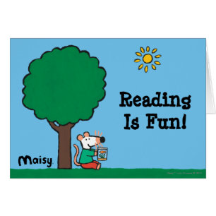 Maisy leest haar bibliotheekboek buiten