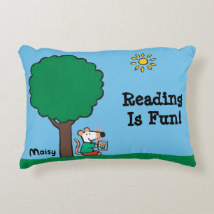 Maisy leest haar bibliotheekboek buiten accent kussen