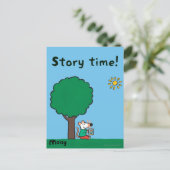 Maisy leest haar bibliotheekboek buiten briefkaart (Staand voorkant)