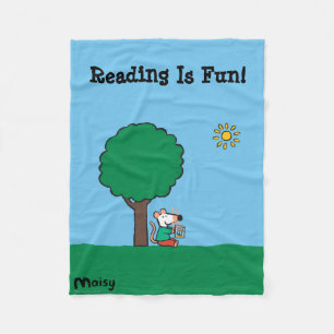 Maisy leest haar bibliotheekboek buiten fleece deken