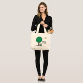 Maisy leest haar bibliotheekboek buiten grote tote bag (Voorkant (model))