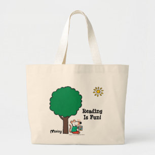 Maisy leest haar bibliotheekboek buiten grote tote bag
