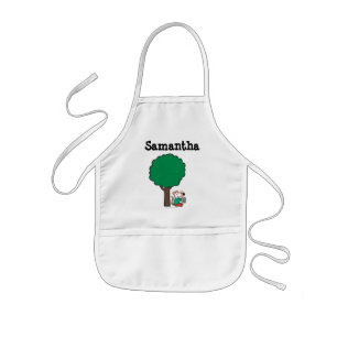 Maisy leest haar bibliotheekboek buiten kinder schort