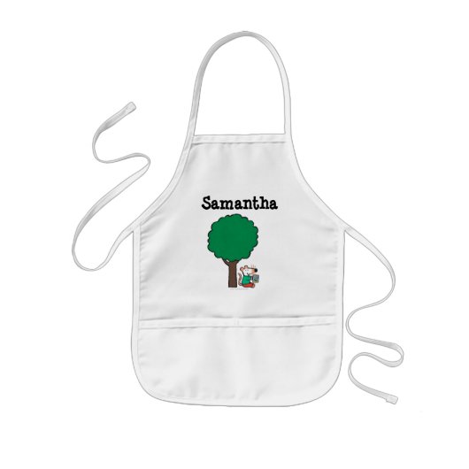 Maisy leest haar bibliotheekboek buiten kinder schort (Voorkant)