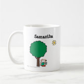 Maisy leest haar bibliotheekboek buiten koffiemok (Links)