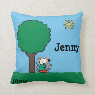 Maisy leest haar bibliotheekboek buiten kussen