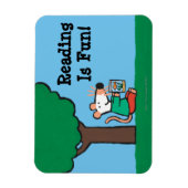 Maisy leest haar bibliotheekboek buiten magneet (Verticaal)