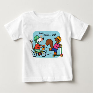 Maisy rijdt op een fiets met Cyril Peuter T-shirt