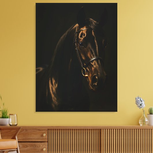 Majestätischer Fuchsbrauner Hengst im Dunkeln Canvas Afdruk (Insitu (Woonkamer))