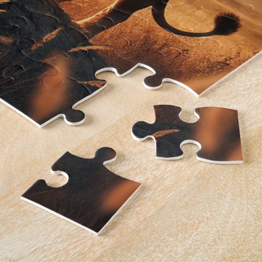 majestätischer Löwe steht stolz auf einem Felsen i Legpuzzel (Zijkant)