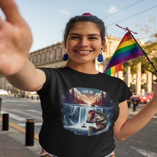Majestic Bass springen over waterval bij zonsonder T-shirt
