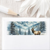 Majestic Elk staat te midden van besneeuwde bergen Etiket (Insitu)