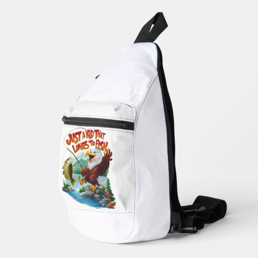 Majestic kale adelaar met verse vis op rotsachtige sling bag (Rechterhoek)