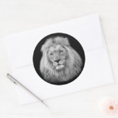 Majestic mannelijke leeuw zwart-wit foto ronde sticker (Envelop)