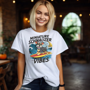 Majestic Miniatuur Schnauzer Surfen Een Golf T-shirt