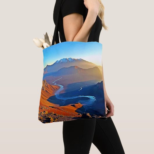 Majestic Mountain Valley Flow Design Tote Bag (Dichtbij)