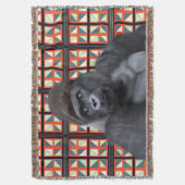 Majestic Sitting Gorilla Op Rode Geometrische Wild Deken (Voorkant Verticaal)