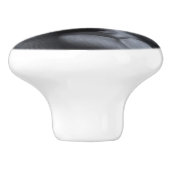 Majestic Sitting Gorilla Op Rode Geometrische Wild Keramische Knop (Zijkant)