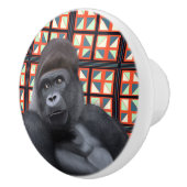 Majestic Sitting Gorilla Op Rode Geometrische Wild Keramische Knop (Rechts)