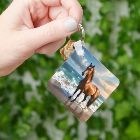 **"Majestic Stride: Trots bruin paard op het stran Sleutelhanger (Hand)