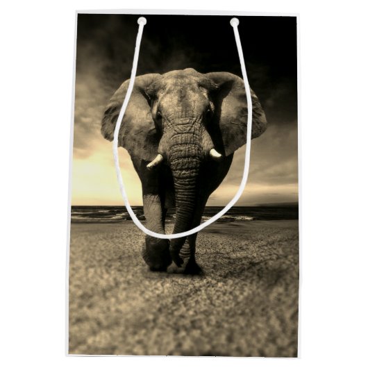 Majestic Wild Bull Elephant in Sepia Medium Cadeauzakje (Achterkant)