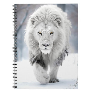 Majestieke Witte Leeuw in Winter Wonderland Ontwer Notitieboek