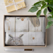 Majestuele uil op vervaagde houten planken tissuepapier (Geschenk)