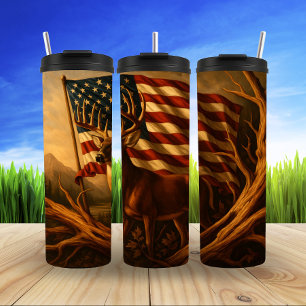 Majestueus hert onder Amerikaanse vlag Thermosbeker
