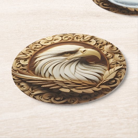 Majestueus houtsnijwerk van een adelaar  ronde kartonnen onderzetter (Gebogen)