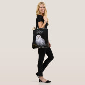 Majestueus winter sneeuwuil monogram met eigen naa tote bag (Op model)