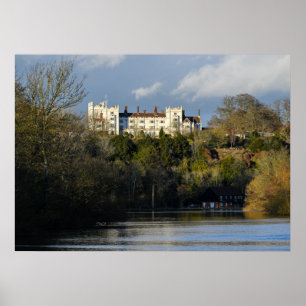 Majestueus wit landhuis met rivieruitzicht poster