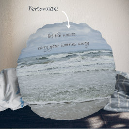 Majestueus zee met golven onder stormachtige lucht rond kussen