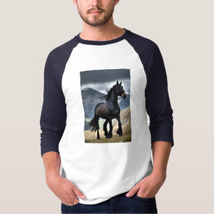 Majestueus zwart paard in Mountain Field T-shirt