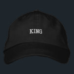 Majestueus zwart Pet met prominent Koningsborduurw<br><div class="desc">Beveel aandacht met het zwart verstelbare pet met prominent "King" borduurwerk. Dit pet is gemaakt van katoen voor comfort en heeft een verstelbaar vizier voor een perfecte pasvorm. Een stijlvolle keuze voor het toevoegen van elegantie aan uw look.</div>