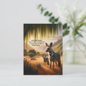 Majestueuze Aardwolf grazen op weelderige grasland Briefkaart (Staand voorkant)