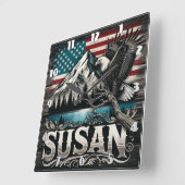 Majestueuze adelaar boven bergen en Amerikaanse vl Vierkante Klok (Hoek)