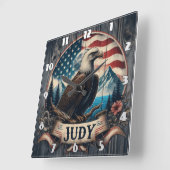 Majestueuze adelaar boven water met bergachtige ac vierkante klok (Hoek)