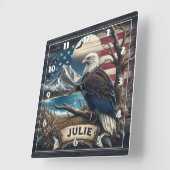 Majestueuze adelaar in de buurt van bergen en Amer Vierkante Klok (Hoek)